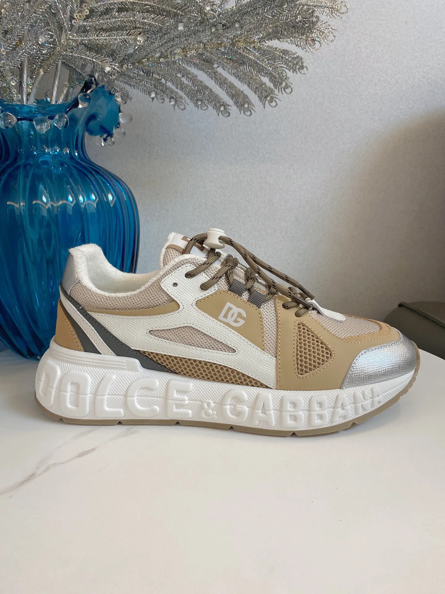 Men's men's shoes💰580 Dolce&Gabbana Dolce & Gabbana's latest popular D&G couple's dad shoes Airmaster series casual sports shoes original purchase development and production Airmaster shoes draw inspiration from Daymaster's iconic shape, while lightening the middle part of the sole to present a more sporty appearance. Nylon upper with contrasting suede and calfskin details. The tongue, heel and back sole are embellished with the DG logo, and the micro-injection logo rubber label is the icing on the cake. Exquisitely packaged at the delivery counter🛍📦 ▪️ Fabric: Original imported first-layer cowhide ▪️ Lining: Customized breathable towel lining ▪️ Sole: Original molded PU+TPU material ▪️ Bottom thickness: 5CM ▪️ Size: Women's 35-40/Men's 39-44 (45 46 customized)